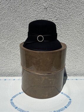 Betmar New York Black wool Cloche hat with Pearl brooch!